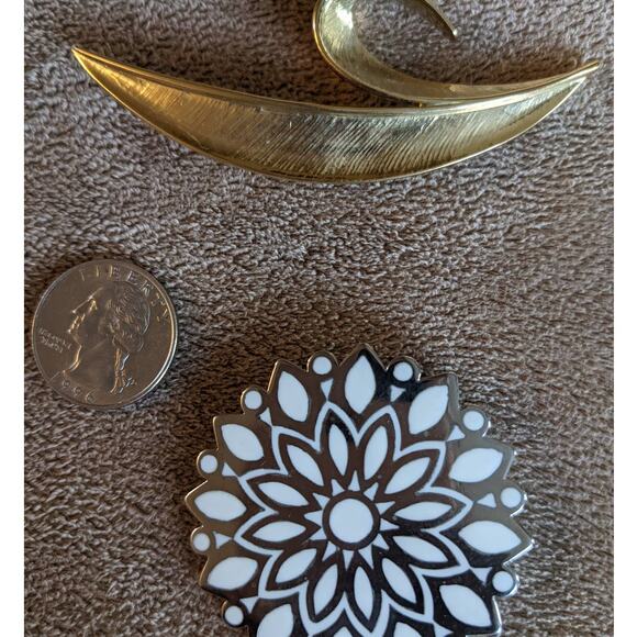 Brooch Vintage Trifari Set 2 Gold Tone Crown Silver Tone Snowflake Pin Brooch - Picture 11 of 12